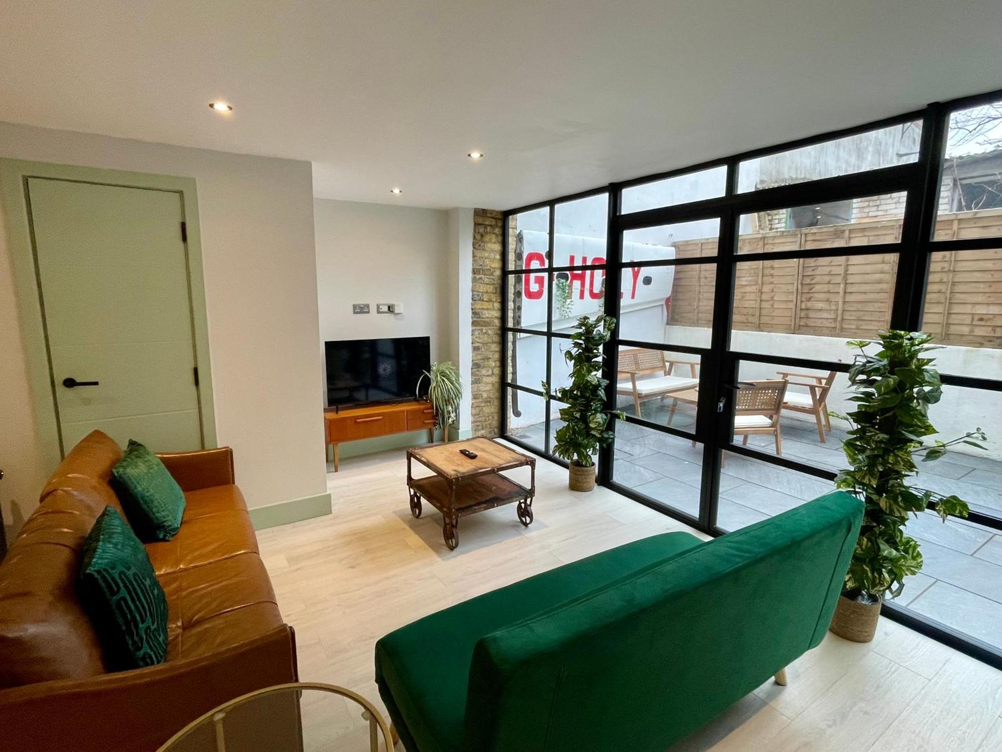 Hackney 1 Bed Garden Flat